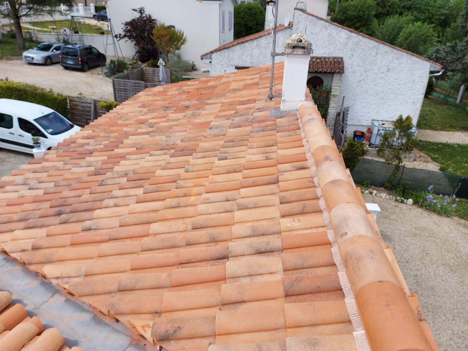 Toiture en tuiles démoussée et nettoyée par Artisans de France